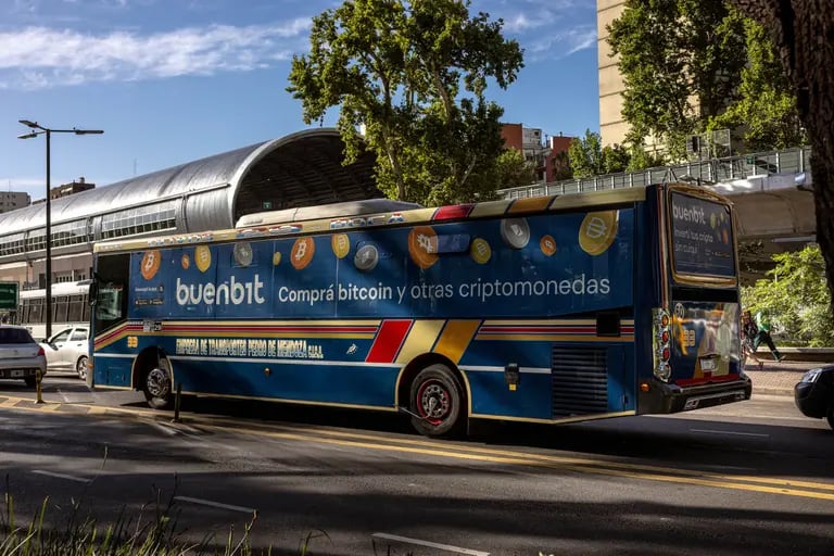 Un autobús con un anuncio de la casa de cambio de criptomonedas Buenbit, en Buenos Aires.Fotógrafo: Sarah Pabst/Bloombergdfd