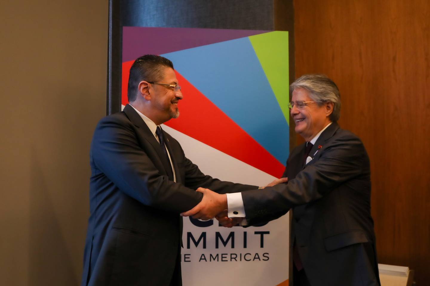 Rodrigo Chaves y Guillermo Lasso se saludan en la Cumbre de las Américas de junio de 2022.