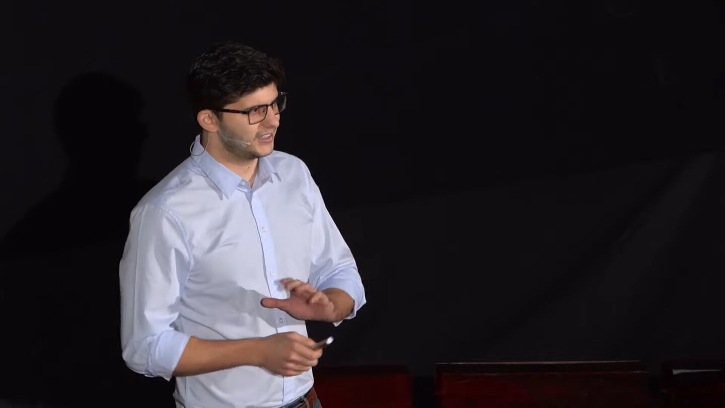 Gerardo Salandra, cofundador de Respond.io, salvadoreño, en una presentación de TEDx, en Chinese University of Hong Kongdfd