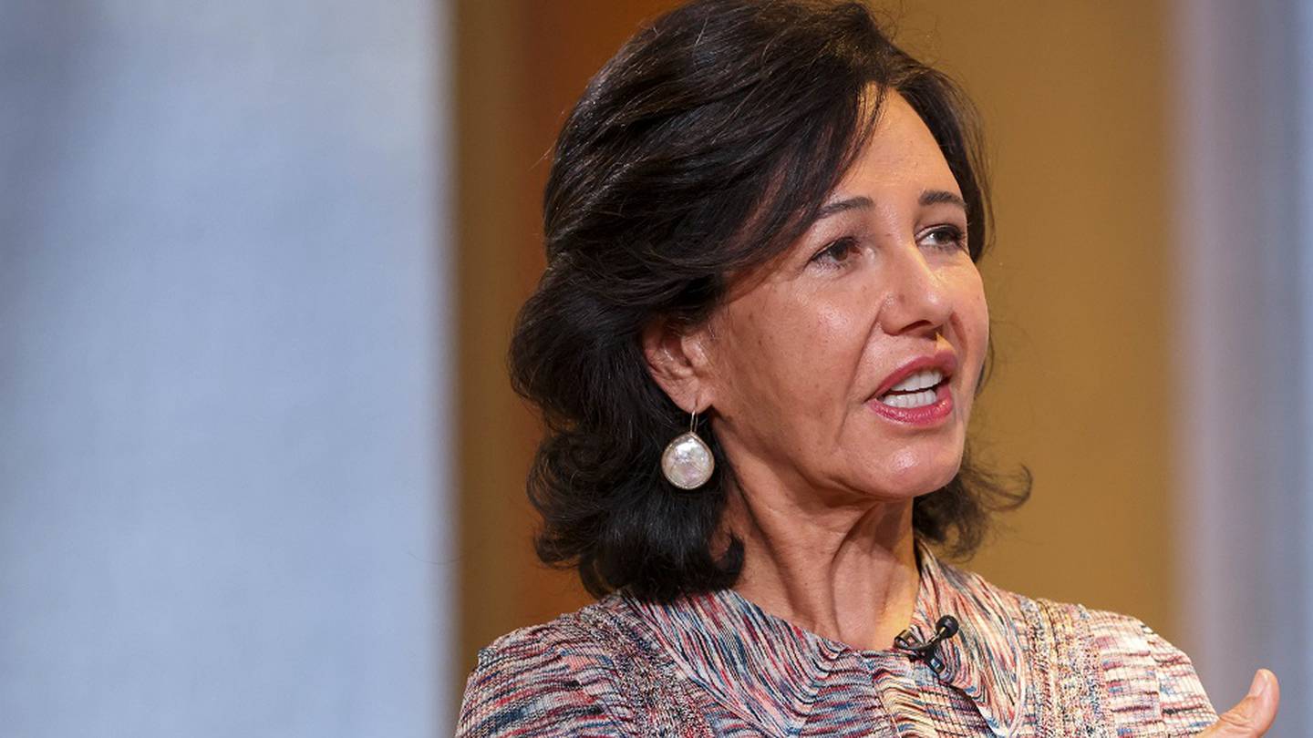 La presidenta ejecutiva de Banco Santander SA, Ana Botín, analiza los resultados del cuarto trimestre y explora una potencial oferta por las operaciones de banca minorista de Citigroup Inc. en México.