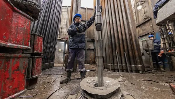 Los contratistas de campos petroleros más grandes del mundo dejan trabajo futuro en Rusiadfd