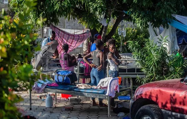 Haitianos se reúnen al aire libre tras el terremoto de 7,2 grados que sacudió Haití el 15 de agosto de 2021 en Les Cayes, Haití.