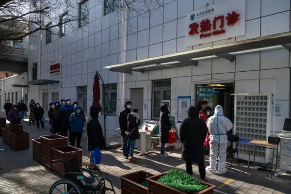 Residentes hacen cola en una clínica contra la fiebre en Pekín, el 13 de diciembre.