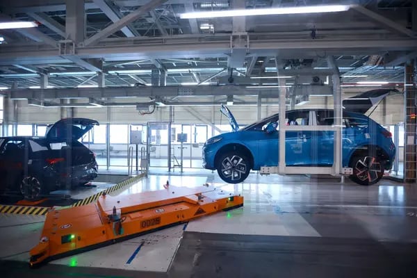 La línea de producción de Volkswagen AG VW ID.3 y Cupra Born sedanes eléctricos en la planta de Volkswagen Sachsen GmbH en Zwickau, Alemania, el miércoles 24 de mayo de 2023.