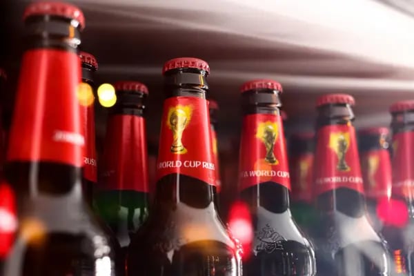 Las botellas de cerveza con marcas especiales, como estas preparadas para el Mundial de Rusia, empezarán a verse en Qatar a medida que los productos de Anheuser-Busch InBev llenen los barriles comerciales y aparezcan en las residencias privadas de todo el país.