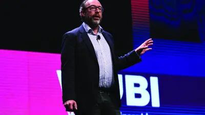 Jimmy Wales em discurso no fórum World of Business Ideas (WOBI) em Sydney em 2017