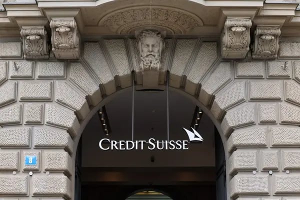 Un logotipo sobre la entrada de la sede de Credit Suisse Group AG en Zúrich, Suiza, el jueves 31 de agosto de 2023.