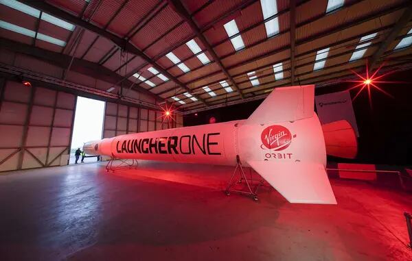 El cohete Virgin Orbit Launcher One en su hangar del aeropuerto de Newquay el 10 de agosto de 2021 en Newquay, Inglaterra.