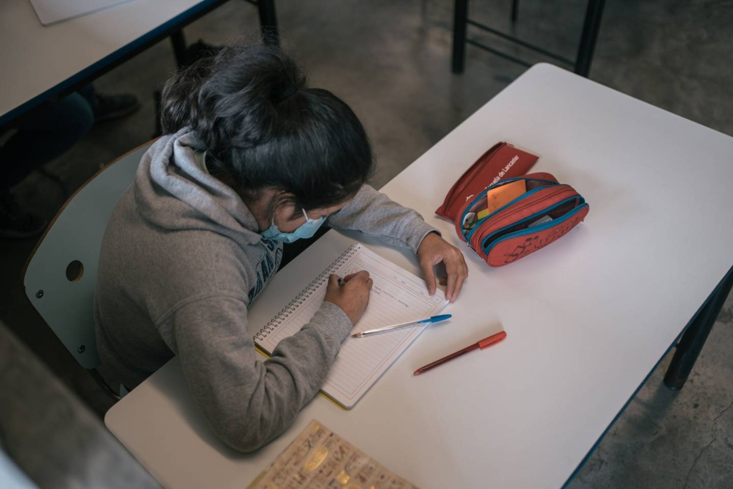 Un estudiante toma notas en una escuela secundaria privada en el primer día de clases en la Ciudad de México, México, el lunes 30 de agosto de 2021.