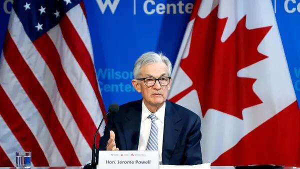 Powell diz que deve levar mais tempo para o Fed iniciar corte de jurosdfd
