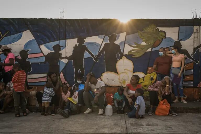 Un gran número de migrantes de diferentes nacionalidades hicieron fila al amanecer, para ingresar al Instituto Nacional de Migración con el fin de obtener la documentación necesaria para transitar por el país. En Tapachula, México, el martes 12 de abril de 2022.dfd