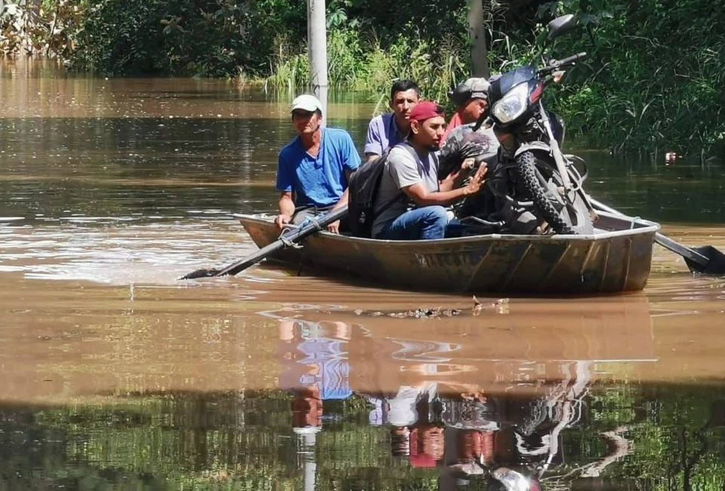 Acciones de movilización de personas afectadas por las lluvias de principios de octubre en el Lago de Yojoa, Honduras.
