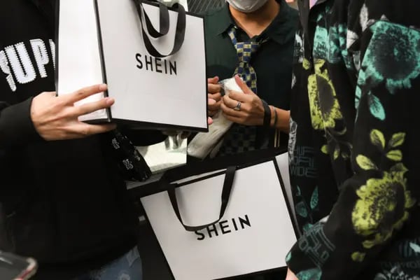 Clientes sostienen bolsos Shein en el exterior de la sala de exposiciones Shein Tokio en Tokio, Japón, el domingo 13 de noviembre de 2022.