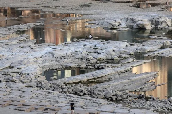 Un lecho de río expuesto, debido a los bajos niveles de agua causados por la sequía, a lo largo del río Jialing, cerca de la confluencia con el río Yangtze en Chongqing, China, el miércoles 17 de agosto de 2022. Los niveles de agua en algunas partes del río Yangtze, la mayor vía fluvial de China y sede de su principal central hidroeléctrica, descendieron a los niveles más bajos registrados para esta época del año, según informan los medios estatales. Fotógrafo: Qilai Shen/Bloomberg