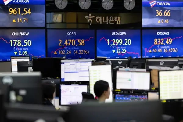 Los operadores de divisas trabajan frente a los monitores que muestran las cifras del Índice de Precios de Acciones Compuesto de Corea (KOSPI).
