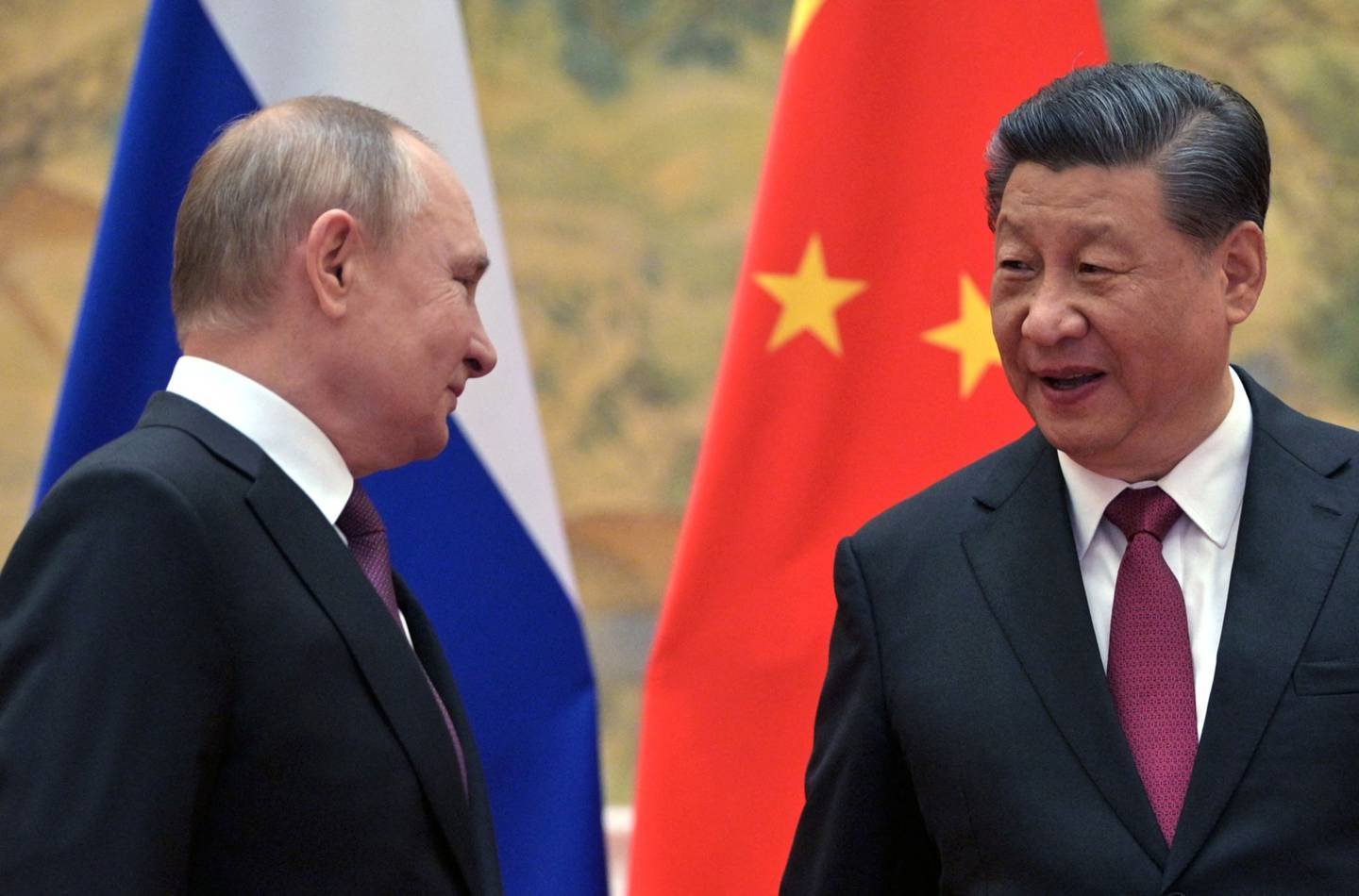 El presidente ruso Vladimir Putin (izq.) y el presidente chino Xi Jinping posan para una fotografía durante su reunión en Pekín, el 4 de febrero de 2022.  Fotógrafo: Alexei Druzhinin