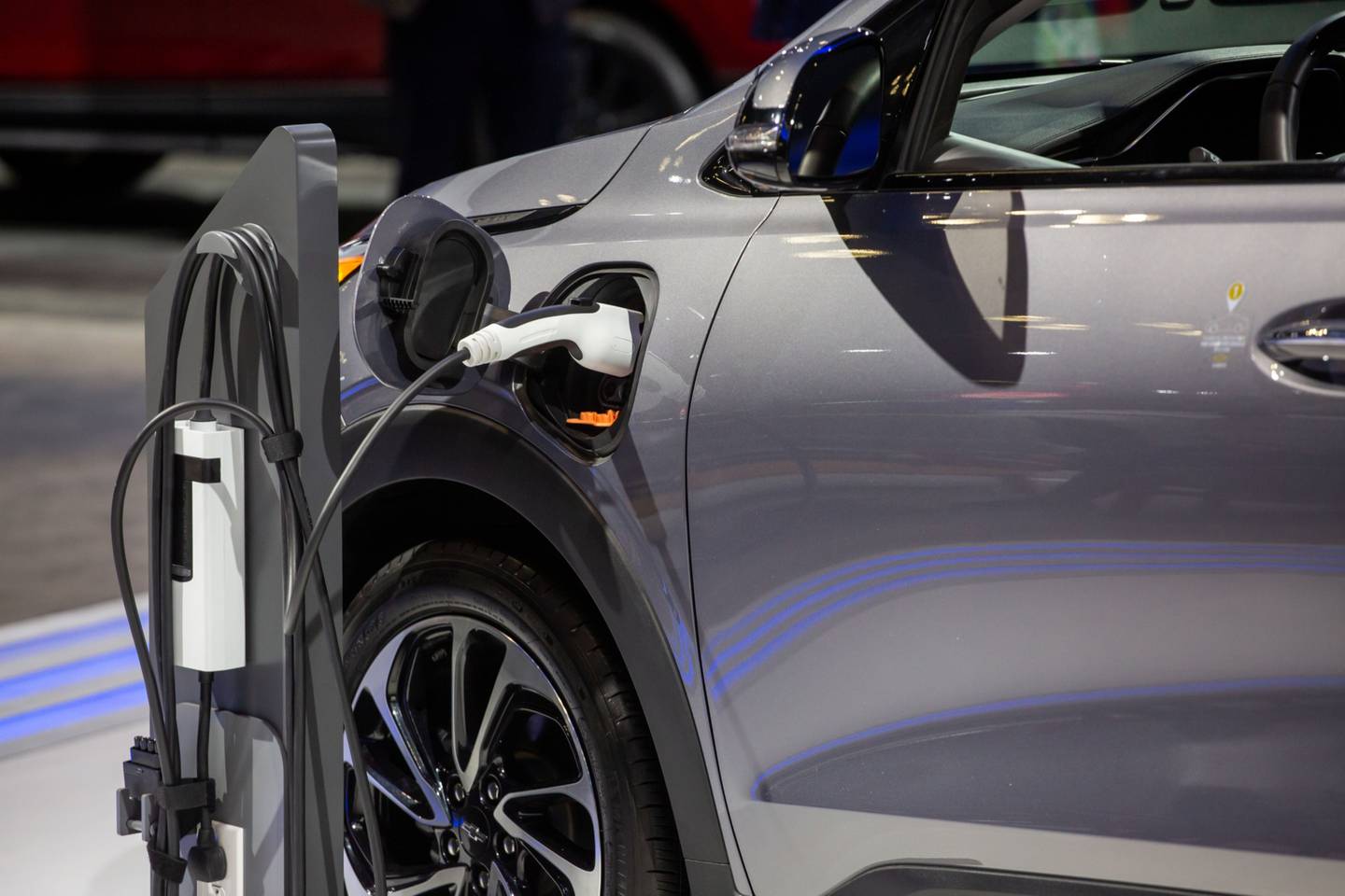 El puerto de carga de un vehículo utilitario eléctrico (VUE) Chevrolet Bolt durante el Salón Internacional del Automóvil de Nueva York (NYIAS) de 2022 en Nueva York, Estados Unidos, el jueves 14 de abril de 2022.