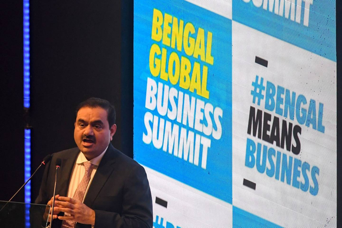El presidente del conglomerado indio Adani Group, Gautam Adani, durante la inauguración de la Cumbre Empresarial Global de Bengala (BGBS) en Calcuta el 20 de abril de 2022.