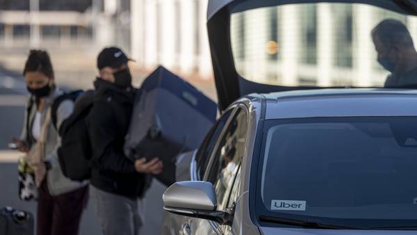 Uber lanza robotaxis, pero aún falta mucho para una flota sin conductordfd