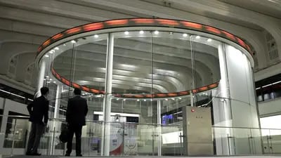 Visitantes miran un información electrónica en la Bolsa de Tokio (TSE), operada por Japan Exchange Group Inc. (JPX), en Tokio, Japón, el jueves 29 de octubre de 2020.