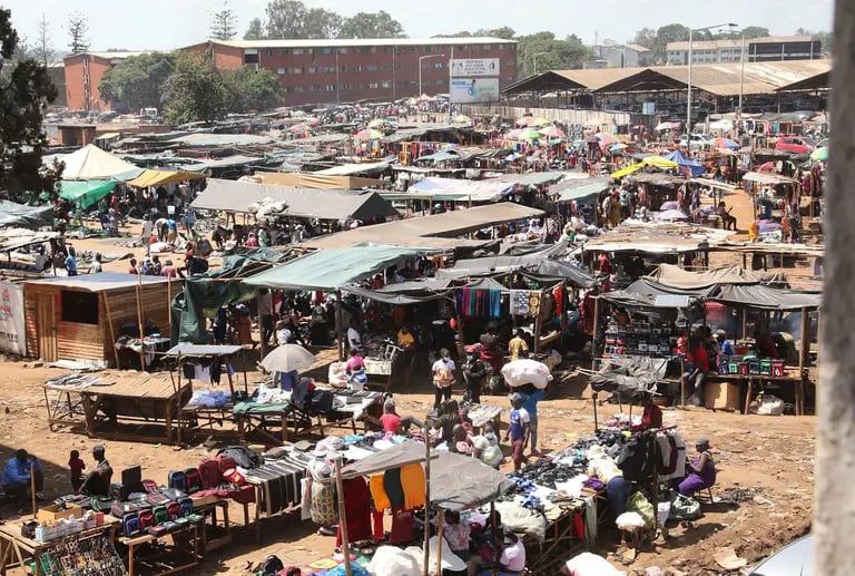 Un mercado improvisado en Mbare, Zimbabue.
Photographer: Tafara Mugwara/Xinhua News Agency/Getty Imagesdfd