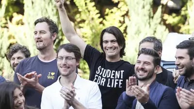Adam Neumann (com o braço erguido) em evento para o IPO da WeWork em 2021: empreendedor está de volta com nova startup