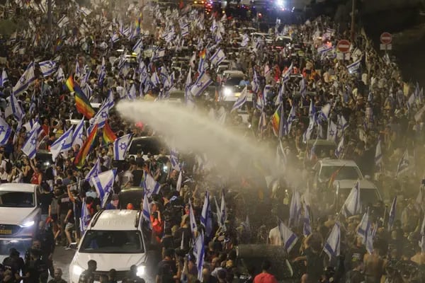 La policía usa un cañón de agua contra manifestantes en Israel