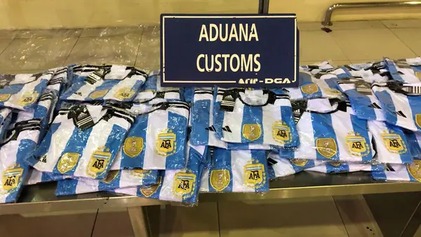Camisetas de Argentina, vinos y más: cuánto recauda la Aduana con la mercadería confiscada dfd