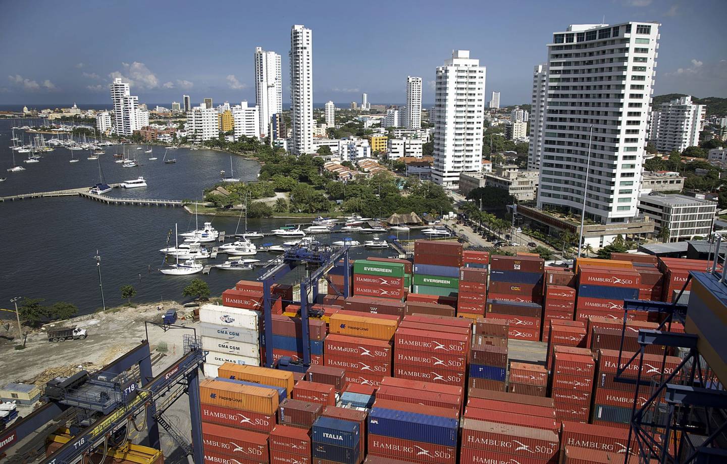 Los contenedores de envío se apilan en el puerto de Cartagena en Cartagena, Colombia.dfd
