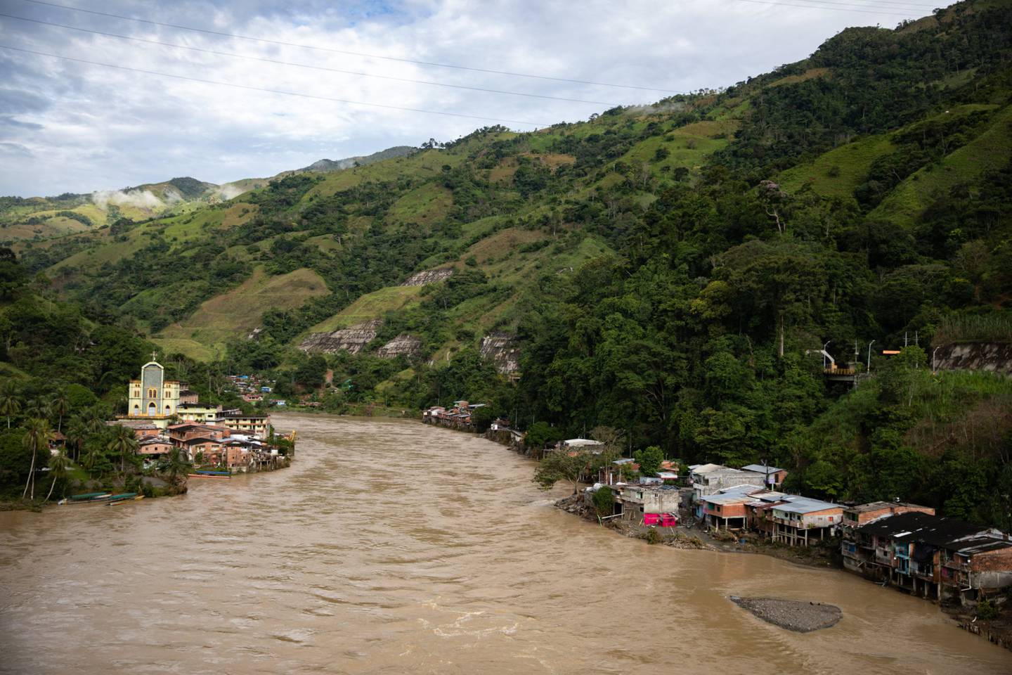 Las casas quedaron en ruinas después de las inundaciones del río Cauca, causadas por daños estructurales a la represa hidroeléctrica Hidroituango, en Puerto Valdivia, departamento de Antioquia, Colombia, el domingo 20 de mayo de 2018. dfd