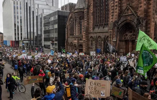 Activistas climáticos marchan durante una protesta en el "Día de la Juventud" de las conversaciones sobre el clima de la COP26 en Glasgow, Reino Unido, el viernes 5 de noviembre de 2021.