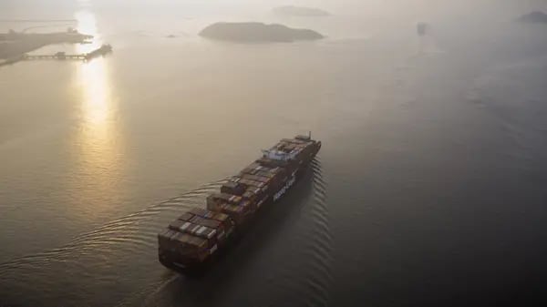 Un buque portacontenedores navega hacia el mar desde el puerto de aguas profundas de Yangshan en China. Fotógrafo: Qilai Shen/Bloomberg
