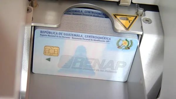 Abastecimiento de tarjetas de policarbonato para la impresión del Documento Personal de Identificación.