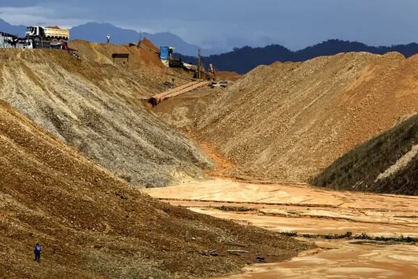Mieração de ouro no Peru, maior produtor da América Latina, com 150 toneladas de ouro por ano
