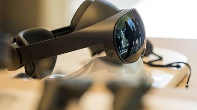 Apple pospone lentes de realidad aumentada; planea visor más barato de realidad mixtadfd