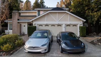Vehículos eléctricos Tesla aparcados en la entrada de una casa con techo solar Tesla en San Ramón, California. Fotógrafo: David Paul Morris/Bloomberg