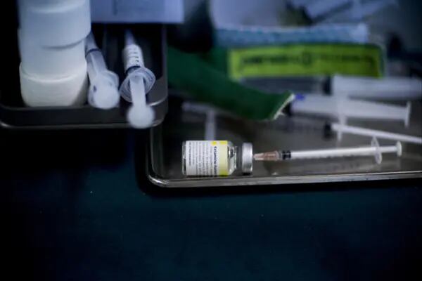 A syringe sits in a bottle of Ketamine inside the operating room (Foto: Brent Lewin/Bloomberg)