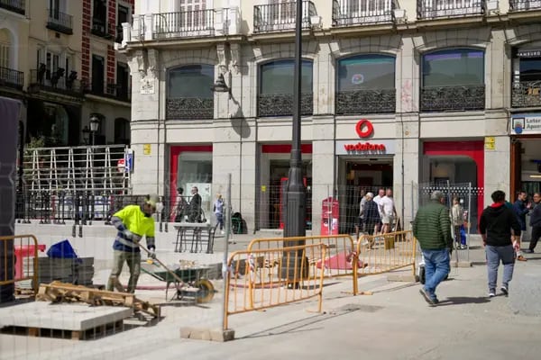 Obras de construcción en el exterior de una tienda de Vodafone Group Plc en Madrid, España, el jueves 13 de abril de 2023.