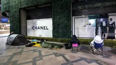 Clientes esperam do lado de fora de uma loja da Chanel em Seul. Fonte: SeongJoon Cho/Bloomberg