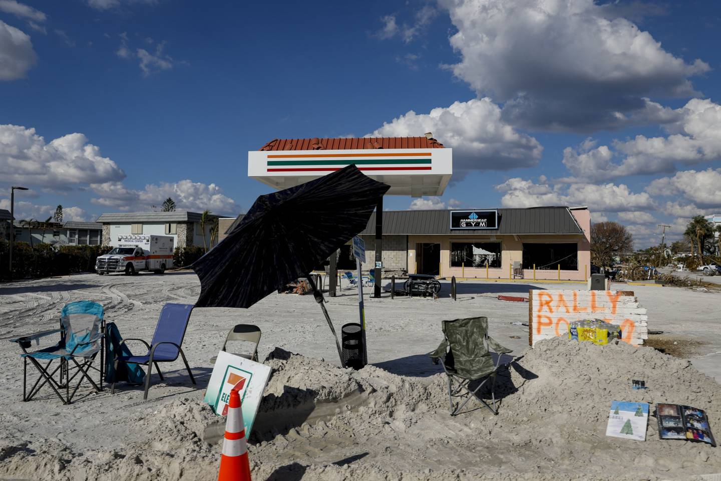 Un letrero de punto de encuentro frente a una gasolinera Seven Eleven destruida tras el huracán Ian en Fort Myers Beach, Florida, Estados Unidos, el martes 4 de octubre de 2022.