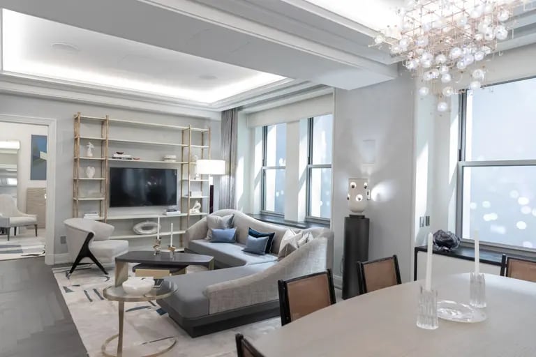 El comedor y la sala de estar de un apartamento modelo se escenifican en la oficina de ventas de Towers of the Waldorf Astoria en Nueva York, EE.UU.dfd