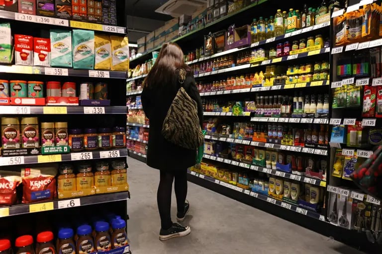 Los altos precios han provocado que los consumidores se informen más antes de salir a buscar los productos. Fotógrafo: Hollie Adams/Bloombergdfd