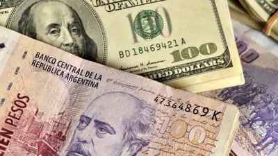 Fajos de billetes de 100 pesos argentinos y billetes de US$100.Fotógrafo: Diego Giudice/Bloomberg