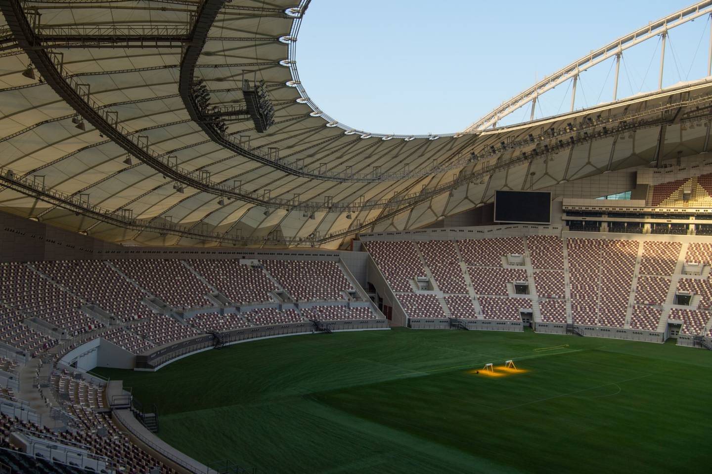Uma visão geral do interior do estádio Khalifa International antes da Copa do Mundo da FIFA Qatar 2022 em 29 de março de 2022 em Doha, Qatardfd