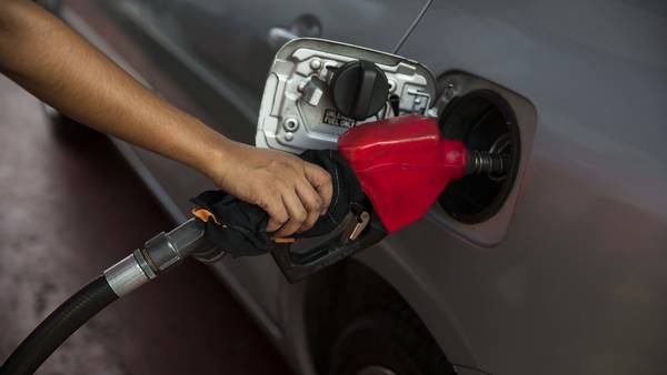 ¿Cómo varía el costo de llenar un tanque de gasolina en América Latina?dfd