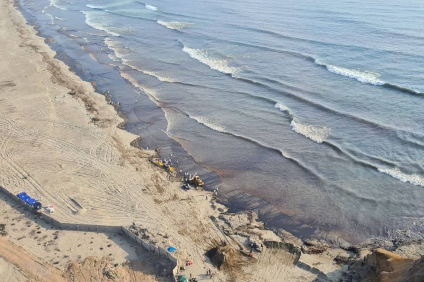 Derrame de petróleo: Perú pide a Repsol cronograma para limpieza de la zona.dfd