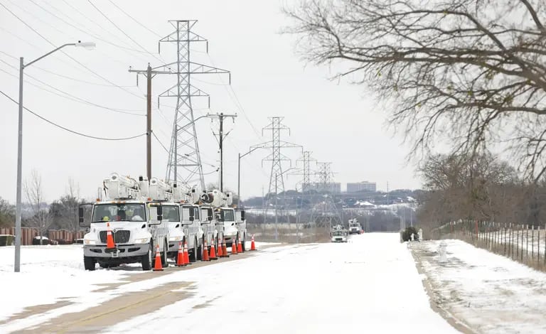 Pike Electric service trucks line up after a snow storm on February 16, 2021 in Fort Worth, Texas.  Photographer: Ron Jenkins/Getty Images North Americadfd