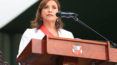 Presidenta de Perú descarta renunciar:  exige aprobar adelanto de eleccionesdfd