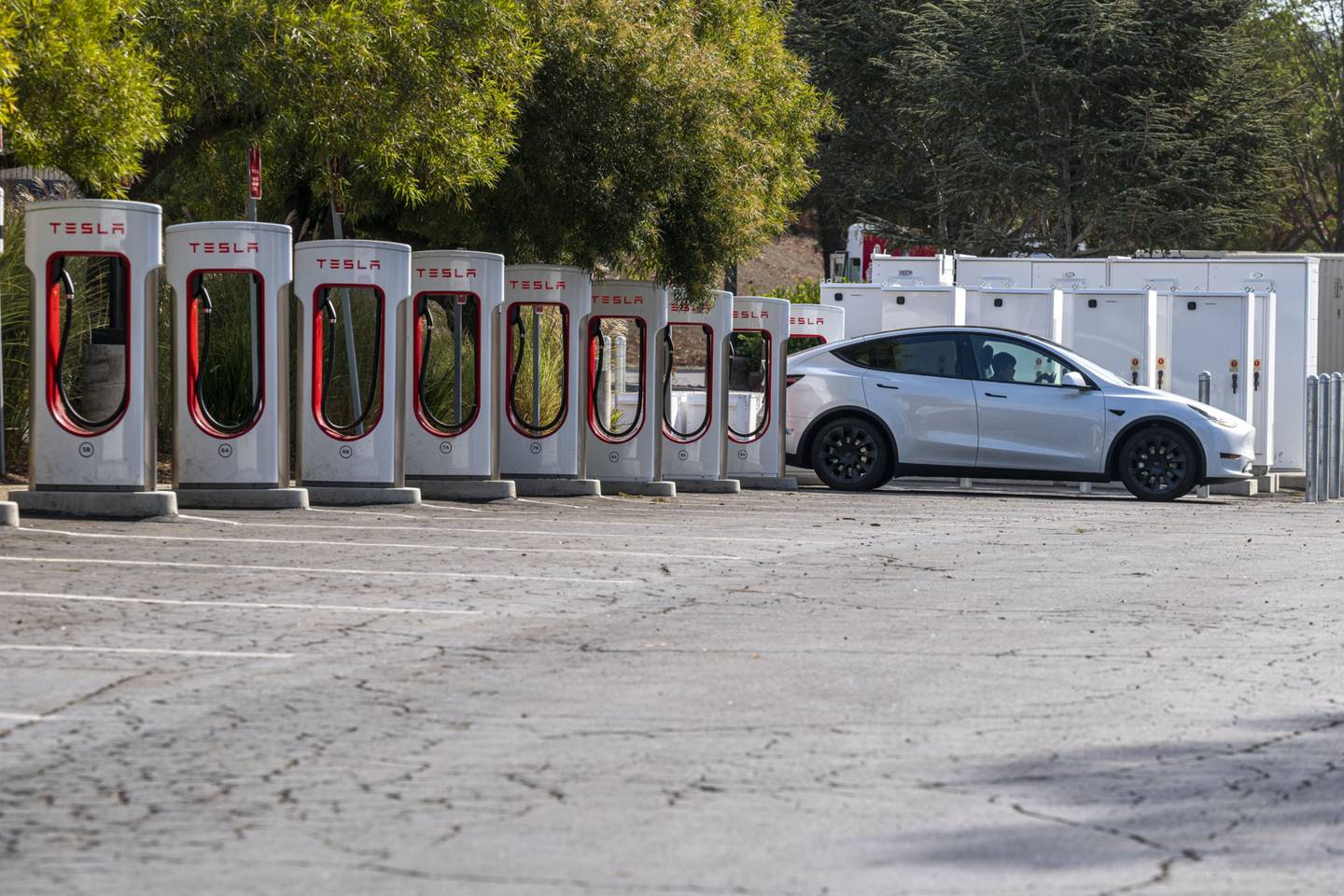 Un vehículo en una estación de carga de Tesla en Vallejo, California.