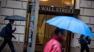 Wall Street termina em baixa com perdas de bancos e petróleo acima de US$ 100dfd